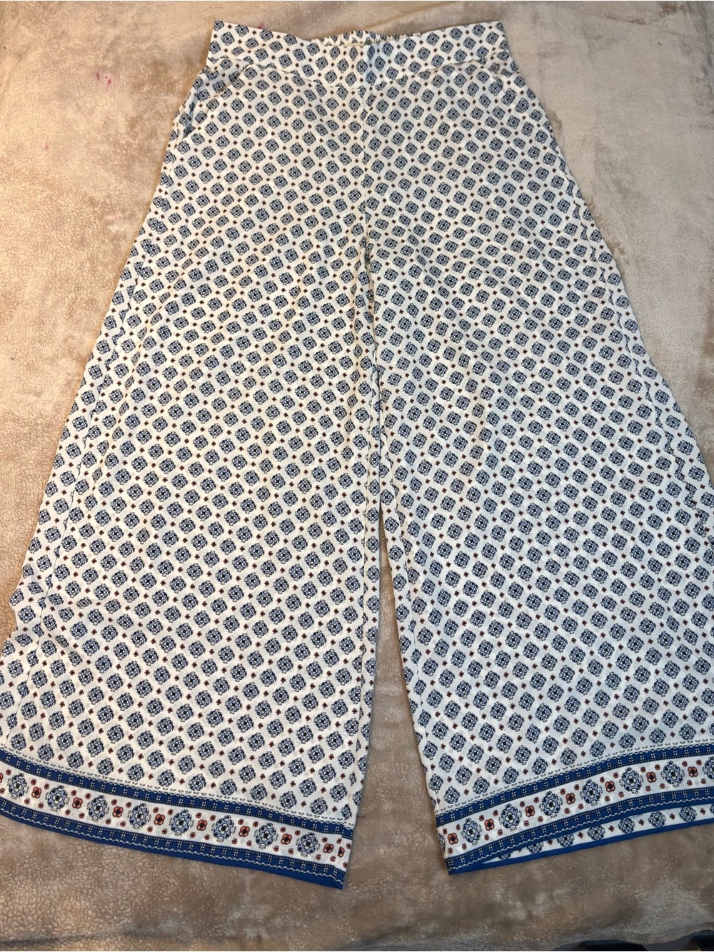 Max Studio White Wide-Leg Pants with Blue Geometric Print